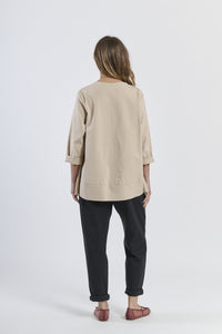 Un abito elegante con una fessura laterale e un collo a V.