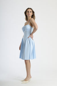 Outfit con abito azzurro a spalline, perfetto per occasioni estive.