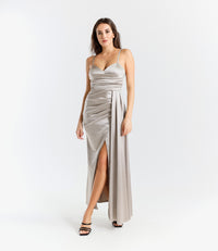 Abito lungo tabacco in raso caldo, spalline sottili e scollatura a V profonda, design accogliente