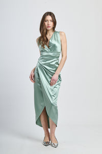 Abito salvia in raso rinfrescante, scollo a V profondo e falda con fessura