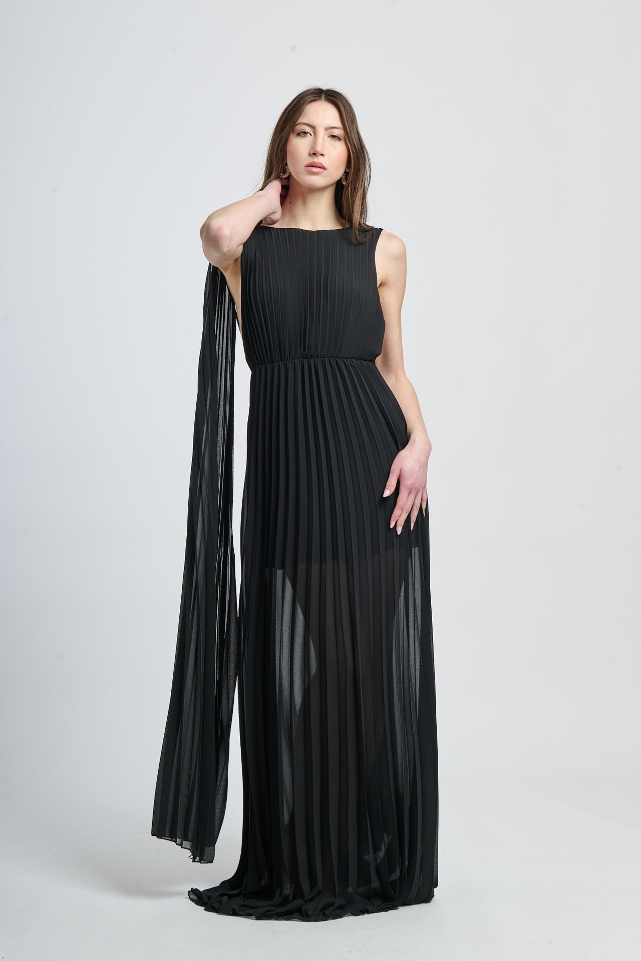 Abito elegante nero con apertura dorsale e falda ampia drammatica