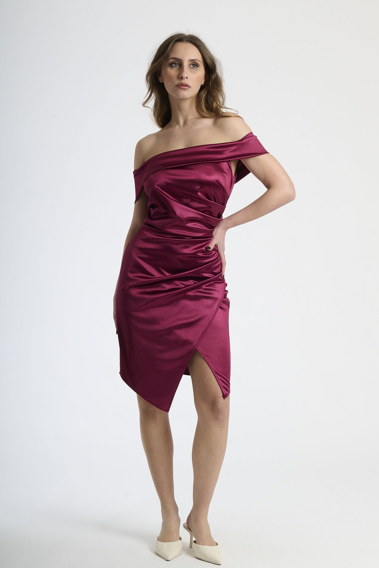 Abito vino a spalla nuda con falda sfilata, abbigliamento dal tocco lussuoso e romantico.