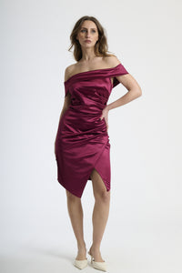 Abito vino a spalla nuda con falda sfilata, abbigliamento dal tocco lussuoso e romantico.