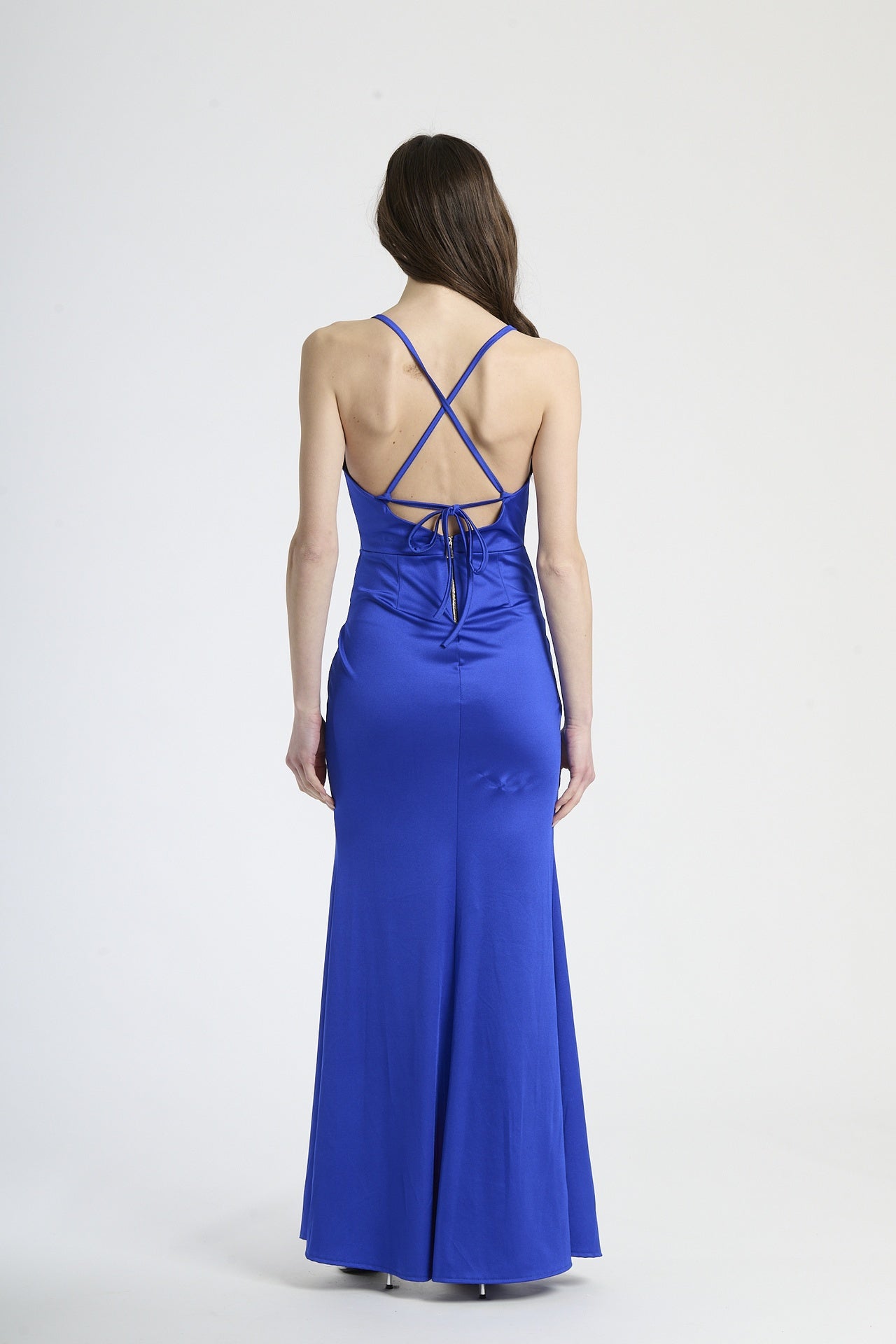 Vestito delicato bluette, taglio maxi con dettagli drappati, adatto per occasioni serali.