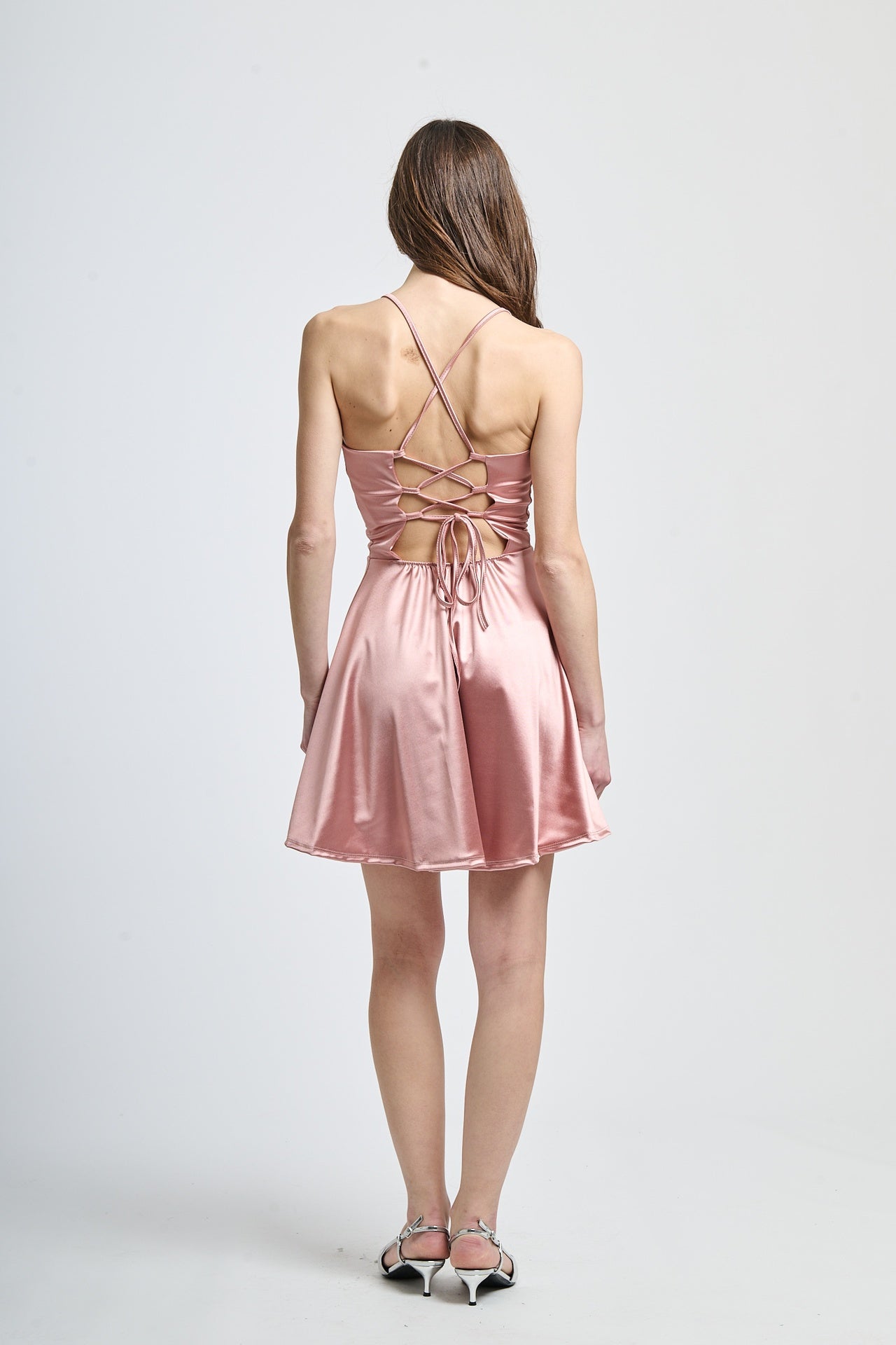 Vestito rosa antico corto, colletto a cuore, romanticismo puro