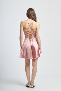 Vestito rosa antico corto, colletto a cuore, romanticismo puro