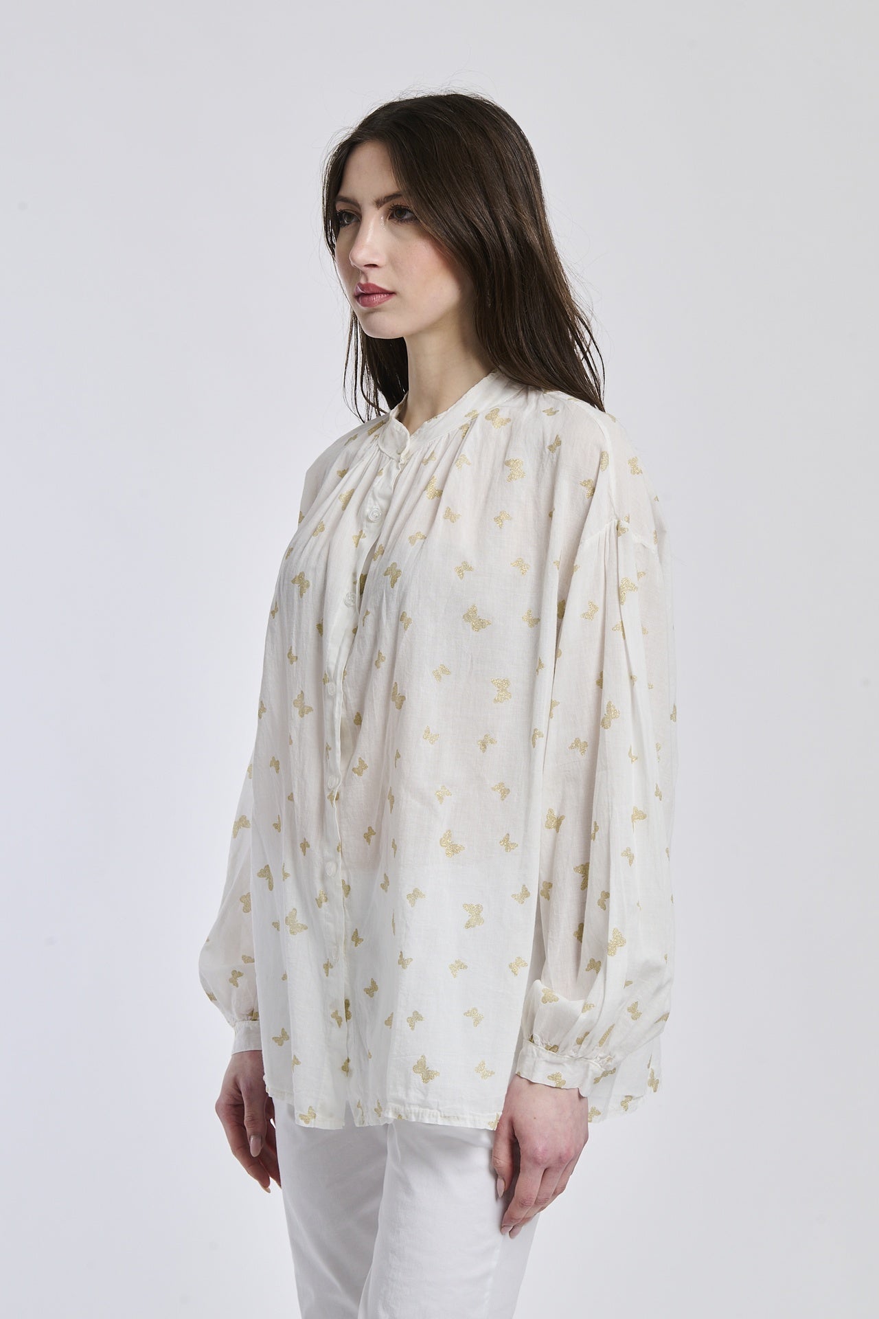 Outfit elegante: Camicia bianca stampata con collo a imbuto, abbinata a un pantalone nero slim.