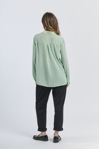 Camicia salvia a maniche lunghe, stile naturale e casual