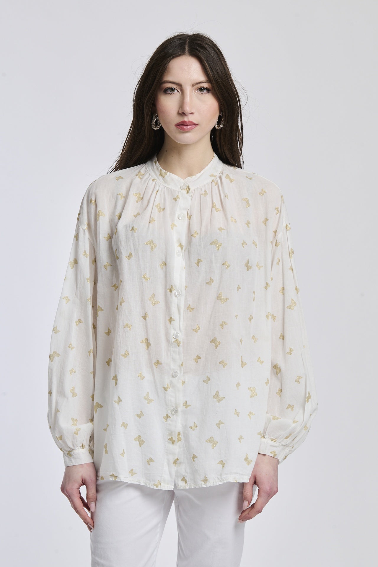 Camicia bianca in tessuto traslucido, design delicato, ideale per un’atmosfera pura e rinfrescante.