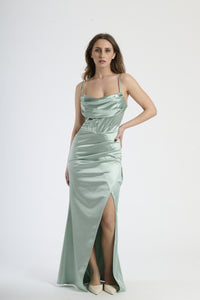 Abito da sera salvia, modello con bretelle sottili e colletto a cuore