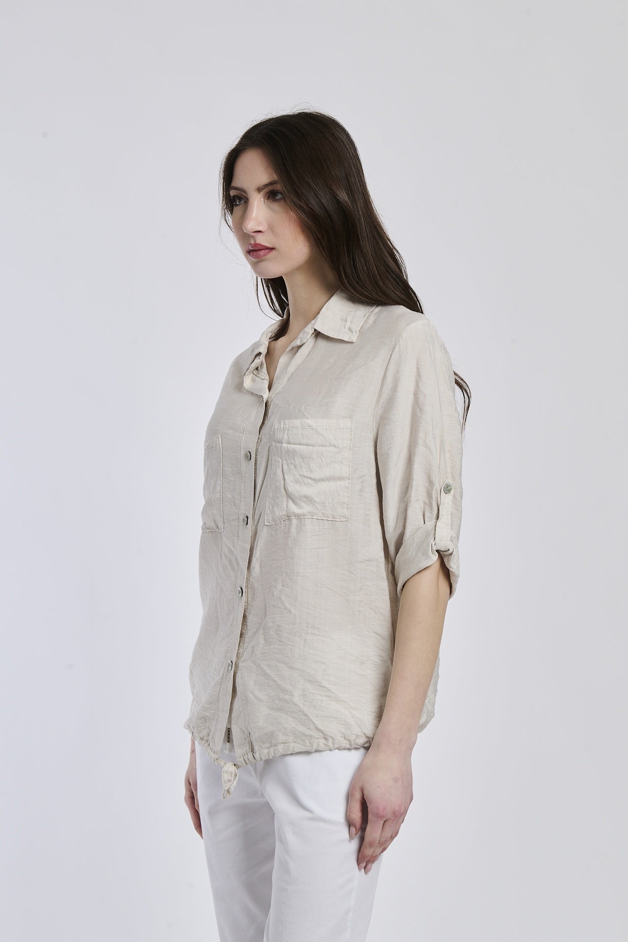 Camicia beige da donna con maniche a 3/4, ideale per le giornate di primavera e estate.