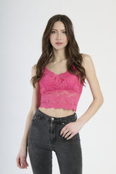 Top in pizzo fuxia con bretelle sottili e taglio cropped vivace