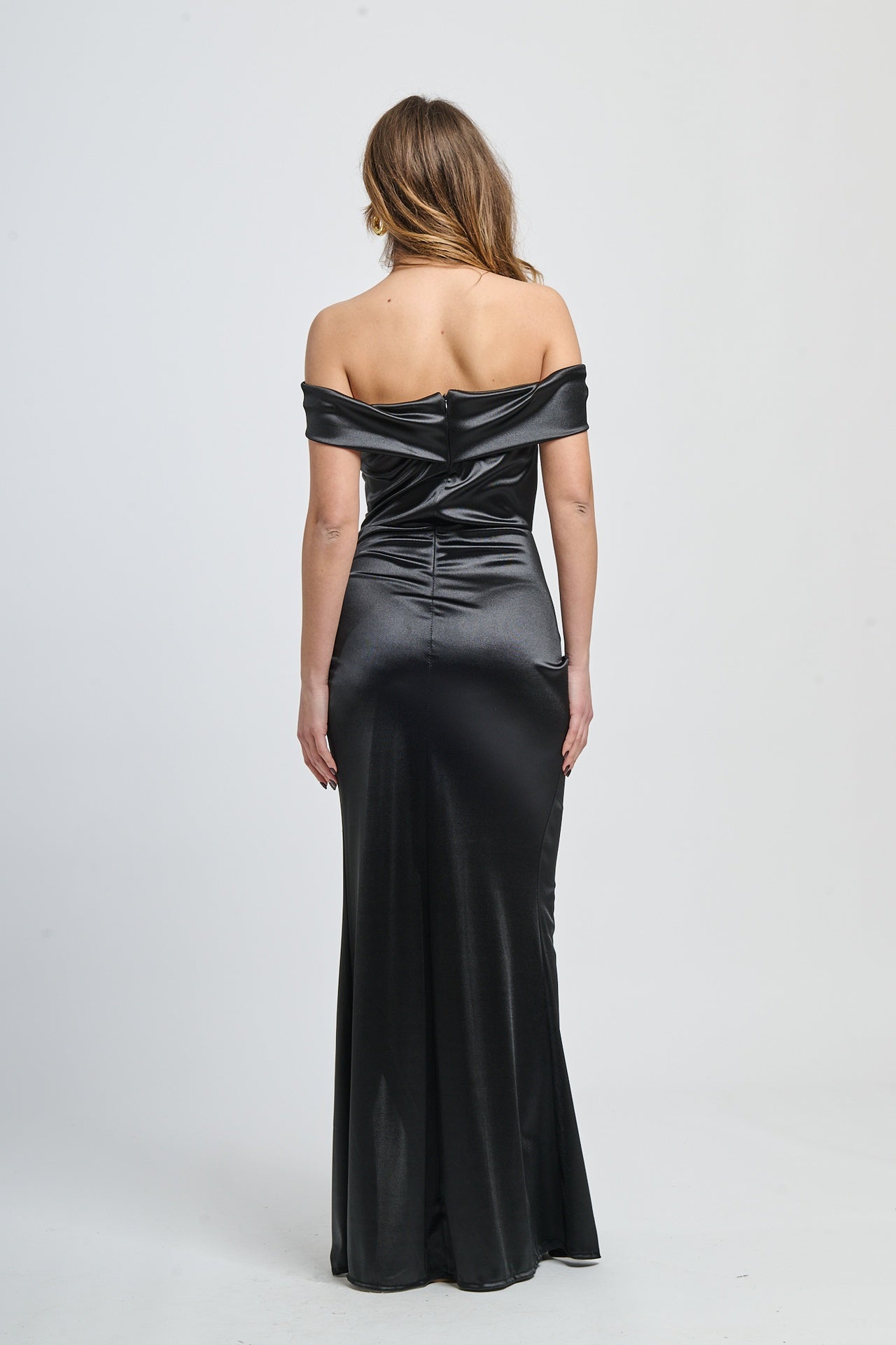 Abito elegante nero con raso satinato, scollo a barca e slittino glamour