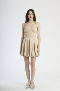 Moda donna: abito beige a campana, design con bretelle sottili e scollatura cuore.