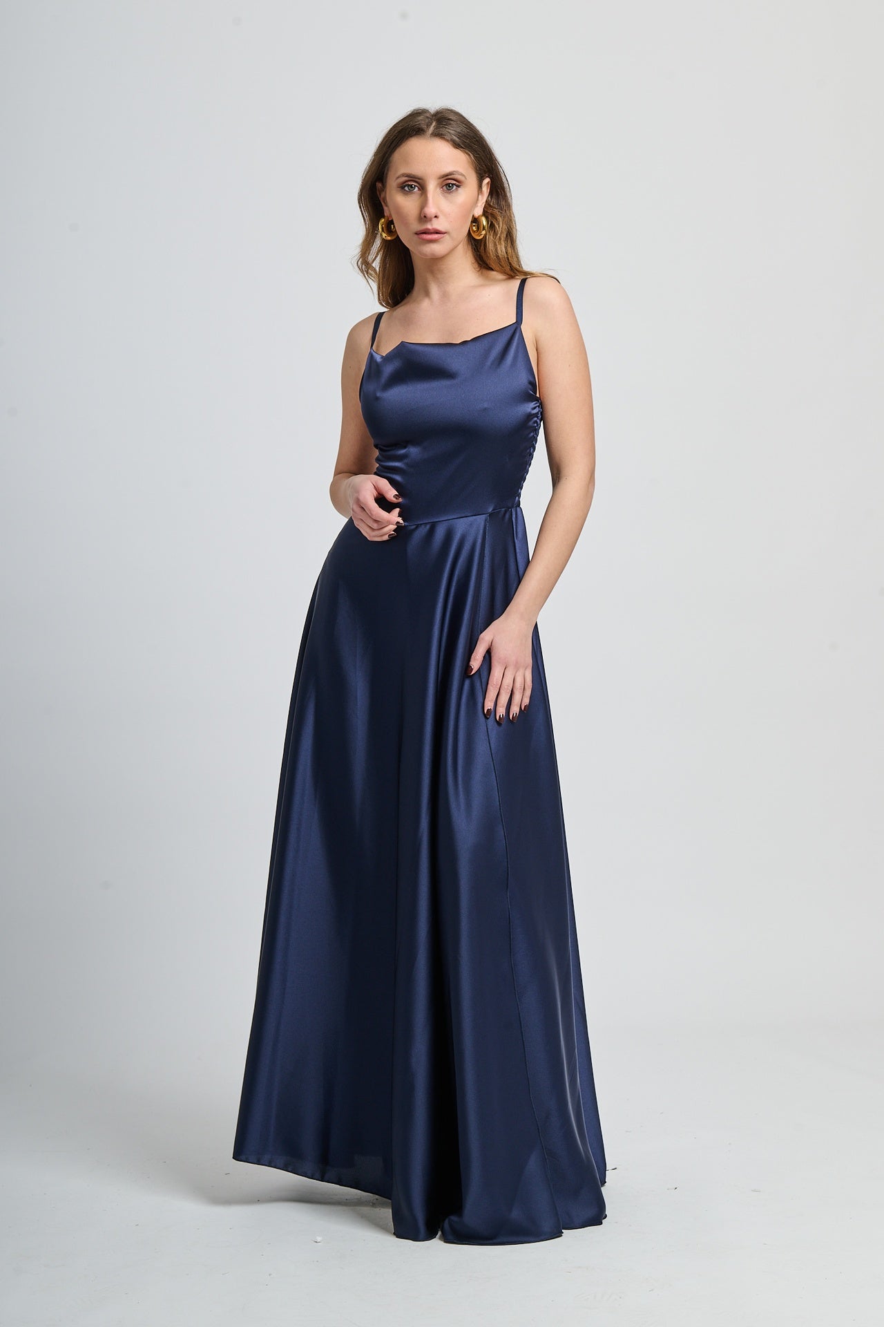 Abito da cerimonia navy con design spalline sottili e gonna classica