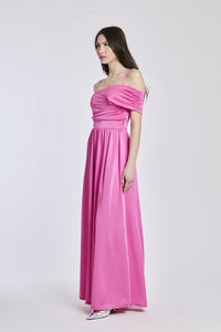 Abito rosa lungo, design a spalline scollate, fascia in vita e apertura laterale, perfetto per eventi estivi.