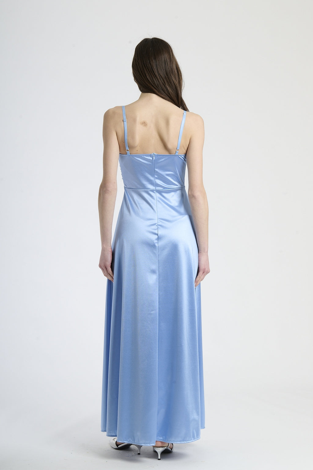Vestito elegante azzurro, taglio fluido con scollatura a V e cintura incorniciata