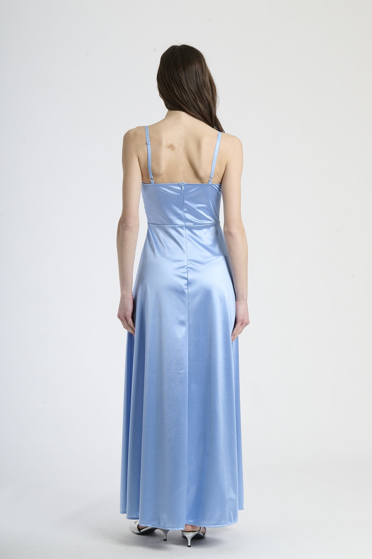 Vestito elegante azzurro, taglio fluido con scollatura a V e cintura incorniciata