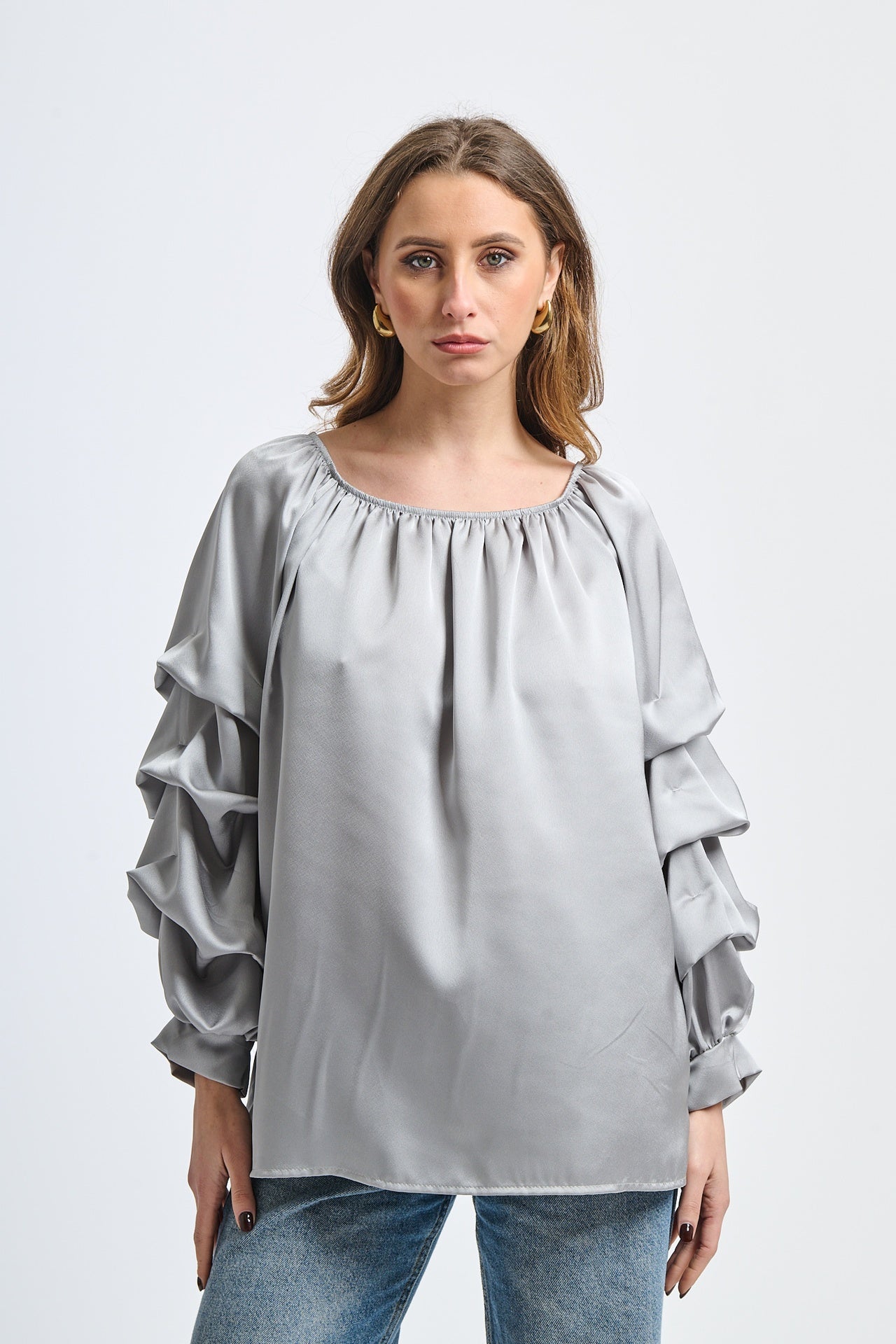 Blusa grigia a spalla nuda, maniche ruffle, taglio oversize, stile neutro