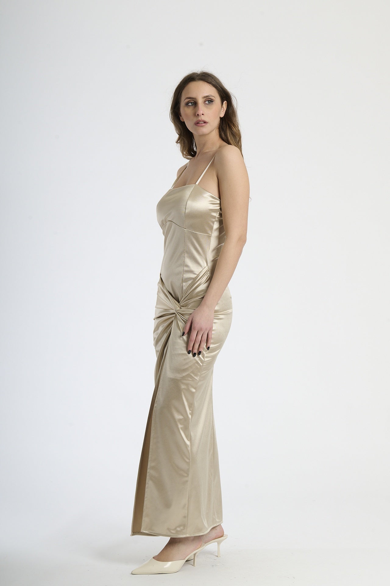 Vestito formale beige, tessuto liscio con accento di stropicciature e apertura