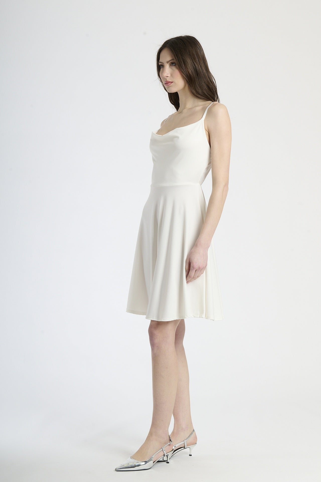 Vestito da sera bianco, design senza spalline con accento di gonna ondulata