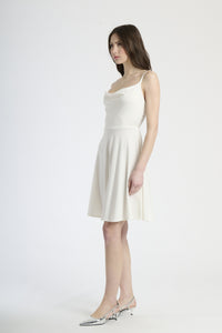 Vestito da sera bianco, design senza spalline con accento di gonna ondulata