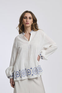 Donna con una giacca marrone di lana di taglio ampio