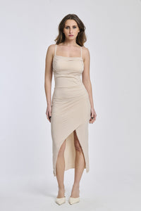 Vestito midi beige aderente, spalline sottili e sfilo laterale raffinato.
