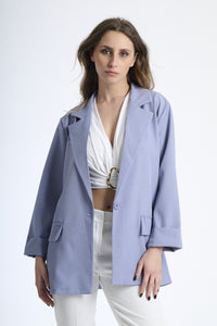 Donna con blazer colore jeans, casual-chic e comfort abbinati.