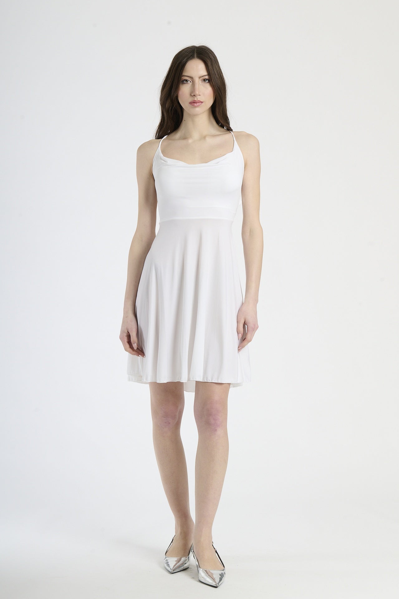 Moda femminile: abito bianco corto, design con bretelle sottili e colletto avvolgente, perfetto per un look fresco e chic.