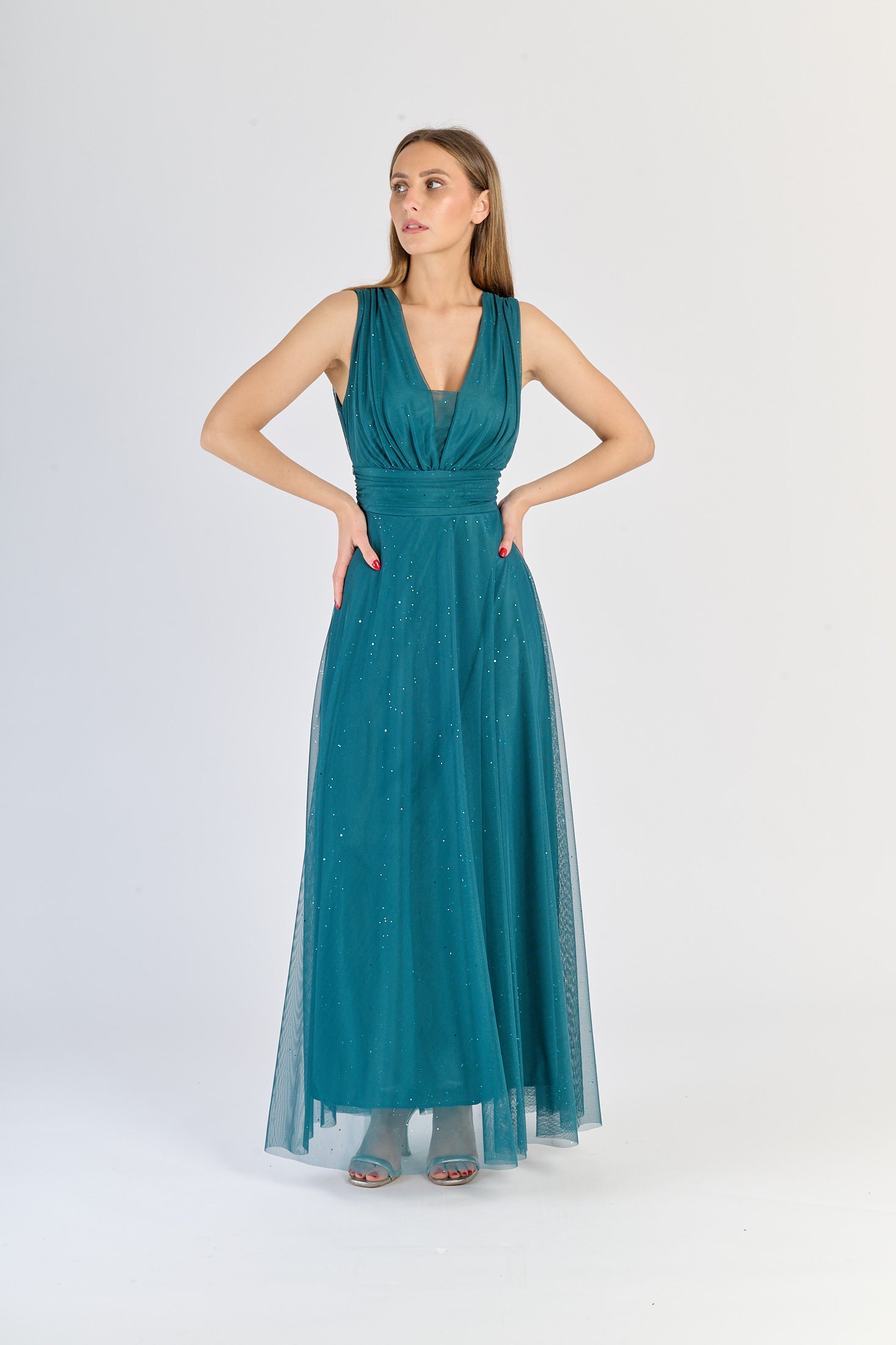 Vestito ottanio classico, colletto a V e gonna ampia, stile controcorrente.