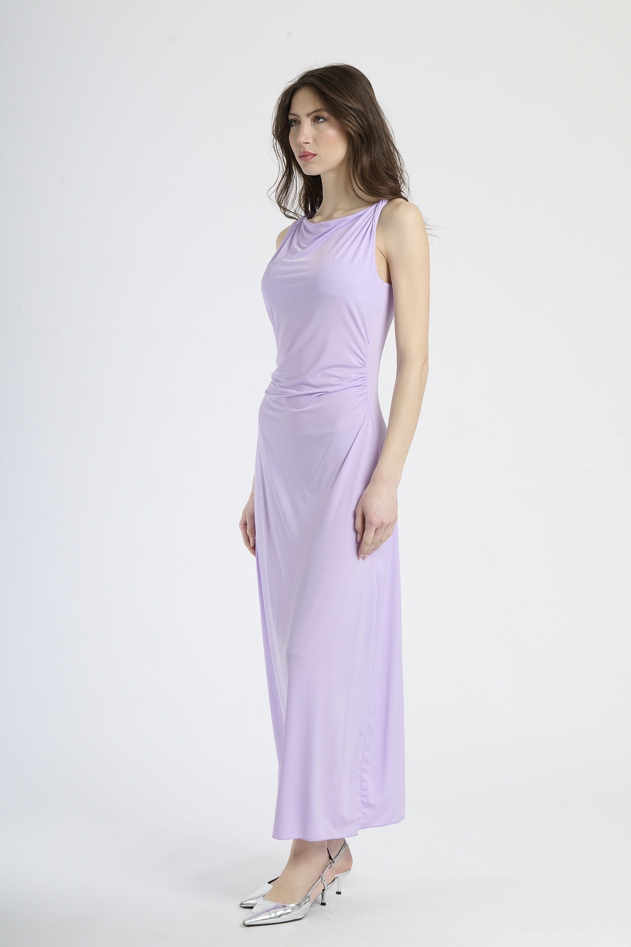Abito elegante lilla, silhouette slim con colletto drappato, perfetto per occasioni formali.