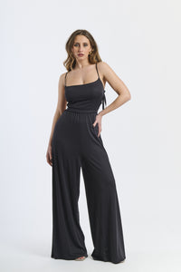 Outfit nero: tuta intera, taglio fluido, per occasioni formali o tempo libero