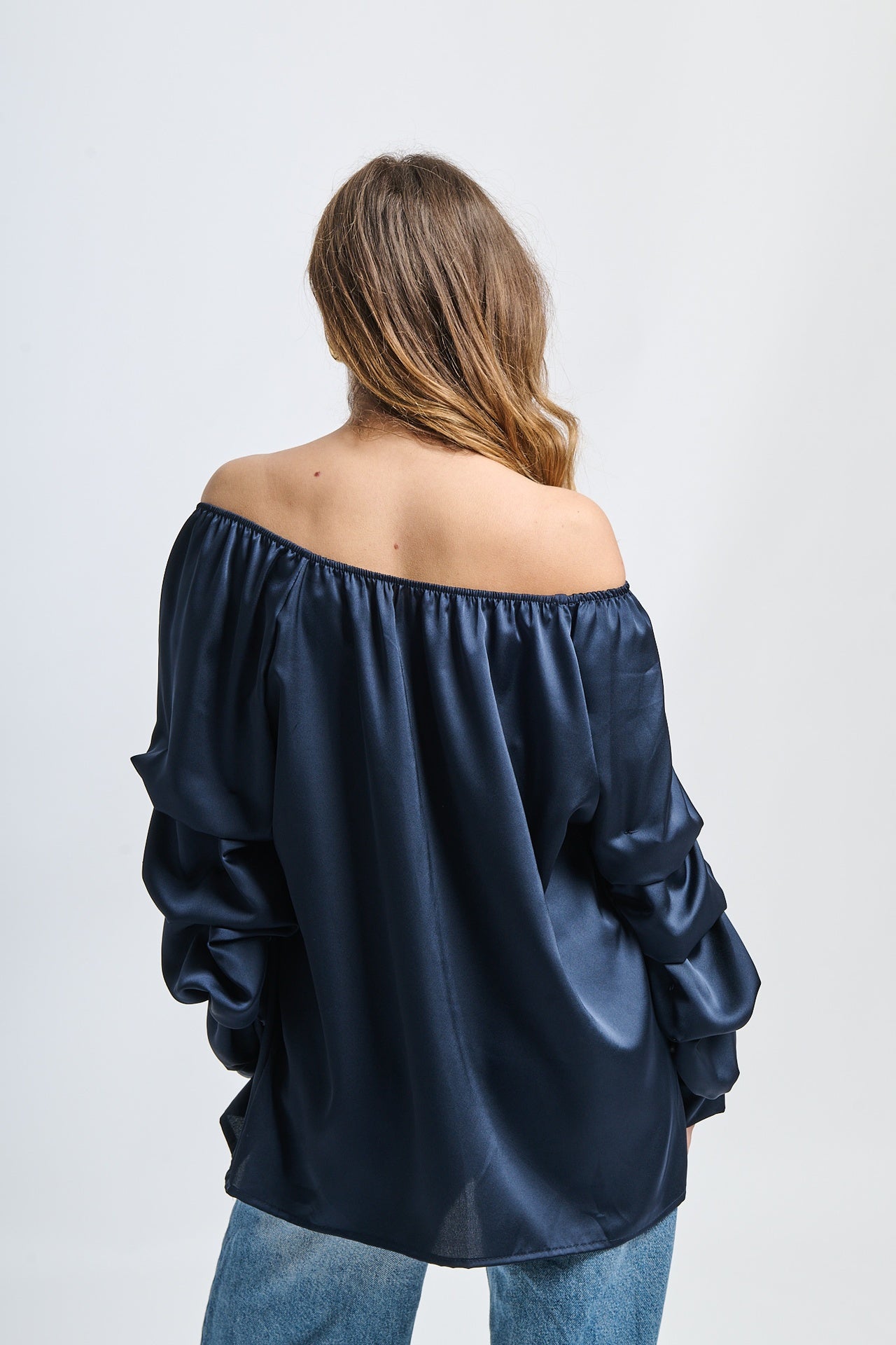 Top navy con scollo a barca, maniche a balze, design fluido, per eventi formali