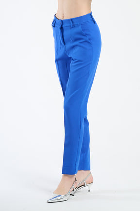 Pantaloni bluette in tessuto leggero, perfetti per giornate soleggiate.