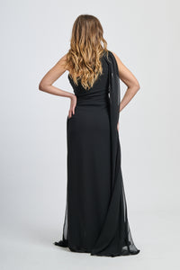 Abito da sera nero, tessuto leggero, silhouette allungata, colletto scollo spalla singola.