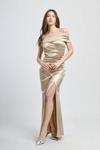 Abito formale beige con taglio classico, ideale per occasioni formali