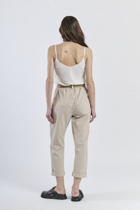 Ensemble: top a colletto drappato e pantaloni beig con pinces, eleganza leggera