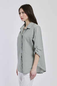 Camicia militare a righe, taglio ampio, perfetta per uno stile outdoor.