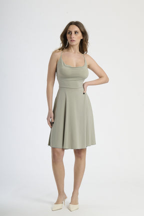 Moda donna: abito militare corto, design con bretelle sottili e colletto avvolgente, perfetto per un outfit casual ed edgy.