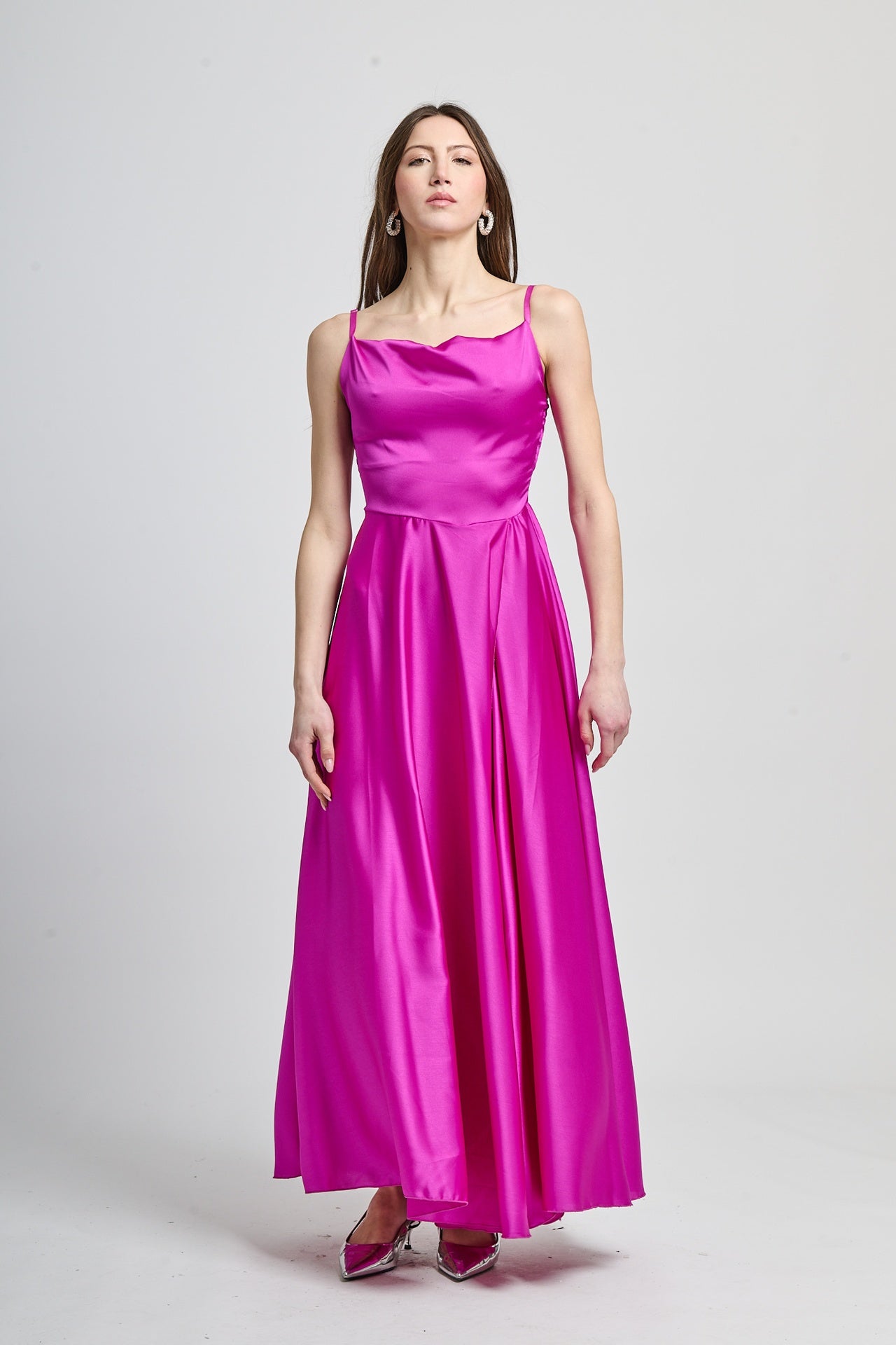 Abito elegante ciliegio, tessuto satinato con falda ampia e fluida