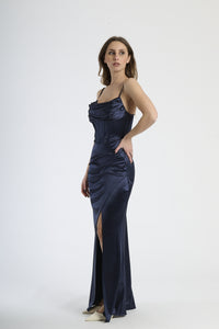 Vestito formale navy, tessuto liscio con dettagli stilizzati e apertura