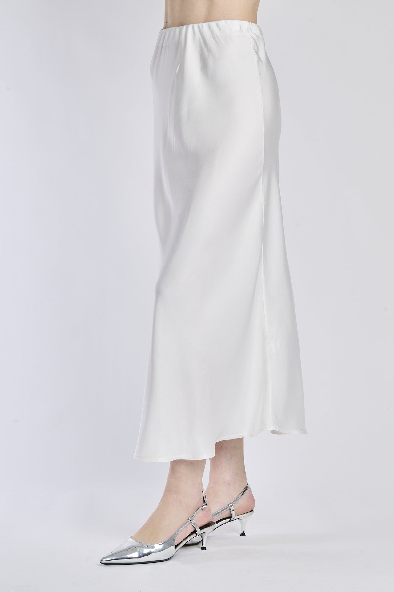 Gonna bianca in raso lucido, vista frontale con scarpe alti tacchi