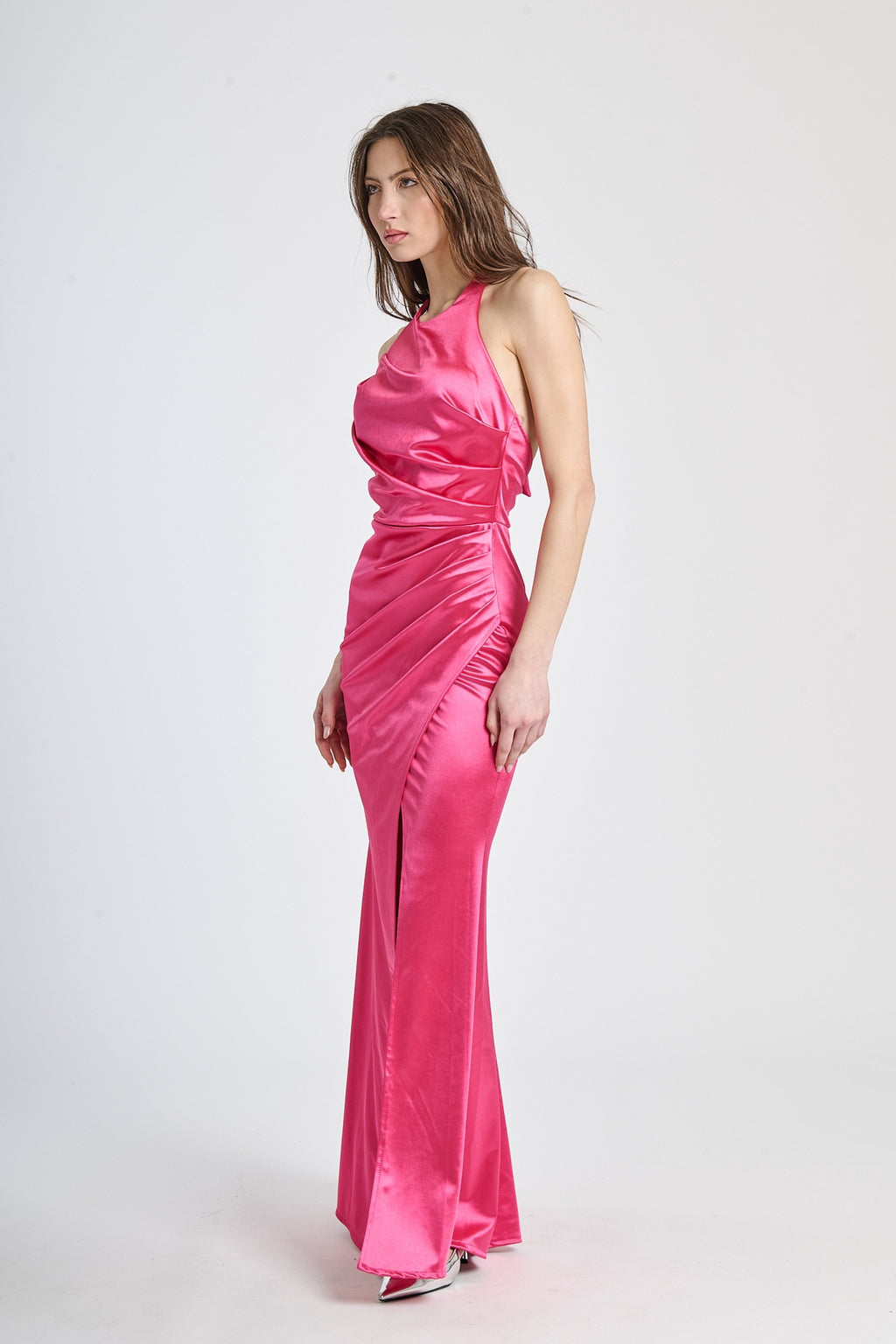 Abito fuxia da sera con scollo a halter e fessura laterale