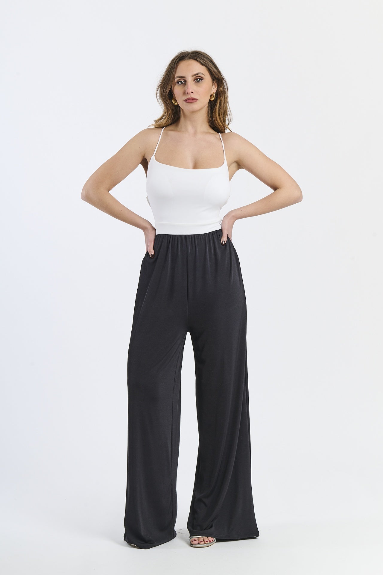 Tuta intera bianca, spalline sottili, taglio ampio, stile pulito ed elegante