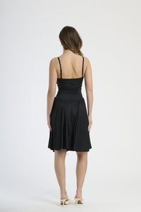 Modella in abito nero, stile classico ed elegante.