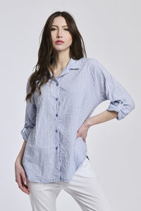 Camicia a righe navy, taglio ampio, colletto a camicia, bottoni e maniche arrotolate, ideale per un look elegante casual.