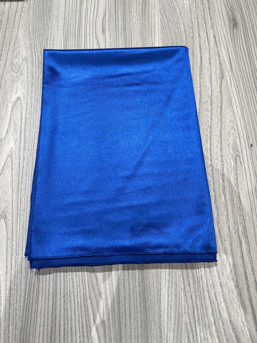 Titolo: Sciarpa "Lunara" – Eleganza satinata in tinta unita (solo lo scialle, non incluso l'abito)