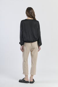 Cardigan nero avvolgente in tessuto opaco