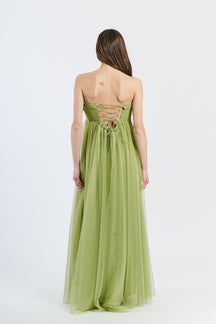 Abito da sera avocado in tulle naturale, scollo a barca e gonna ampia, ideale per eventi all’aperto e estivi